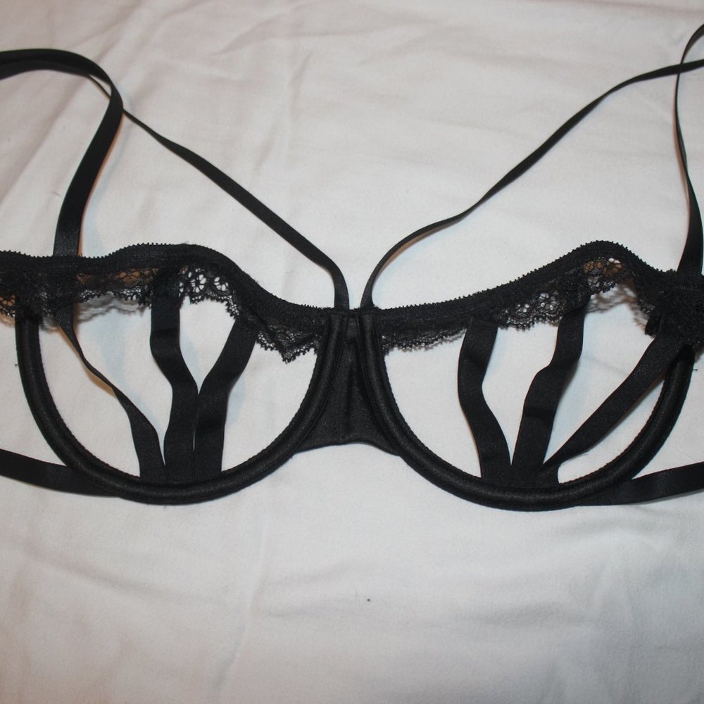 Victoria's Secret Very Sexy Caged Bra - Picture 10 of 13